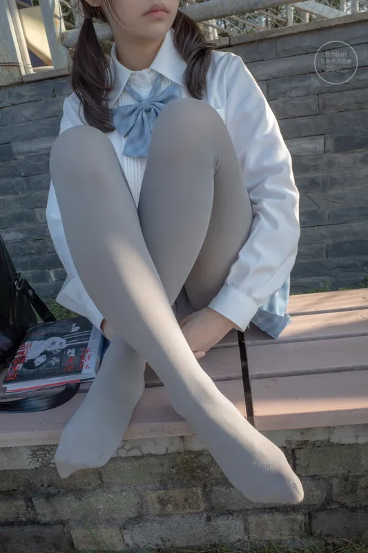 森萝财团 有料 NO.030 小香 户外公园里的JK制服灰丝美腿 [100P] - 森萝财团