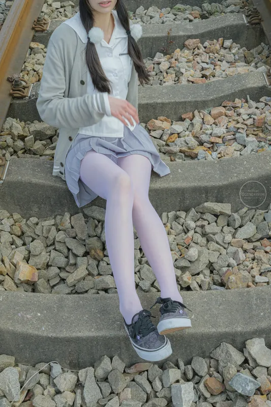 森萝财团 有料 NO.038 吸吸 铁轨边的JK白丝美少女 [60P] - 森萝财团